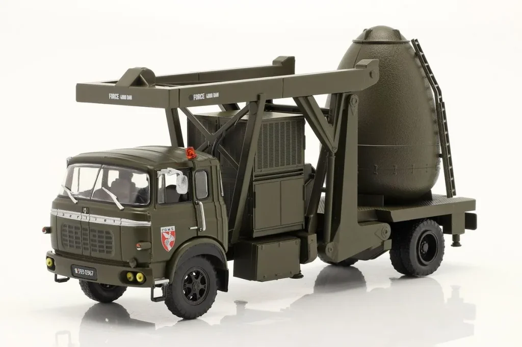 โมเดลรถ 1:43 Berliet VTC Militär Raketen-Transporter ปี 2018 สีเขียวมะกอกเข้ม Hachette
