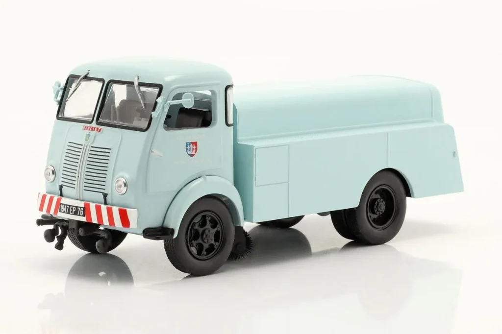 โมเดลรถ 1:43 Berliet GLB Sprinkler-Kehrmaschine ปี 1955 สีฟ้าอ่อน Hachette