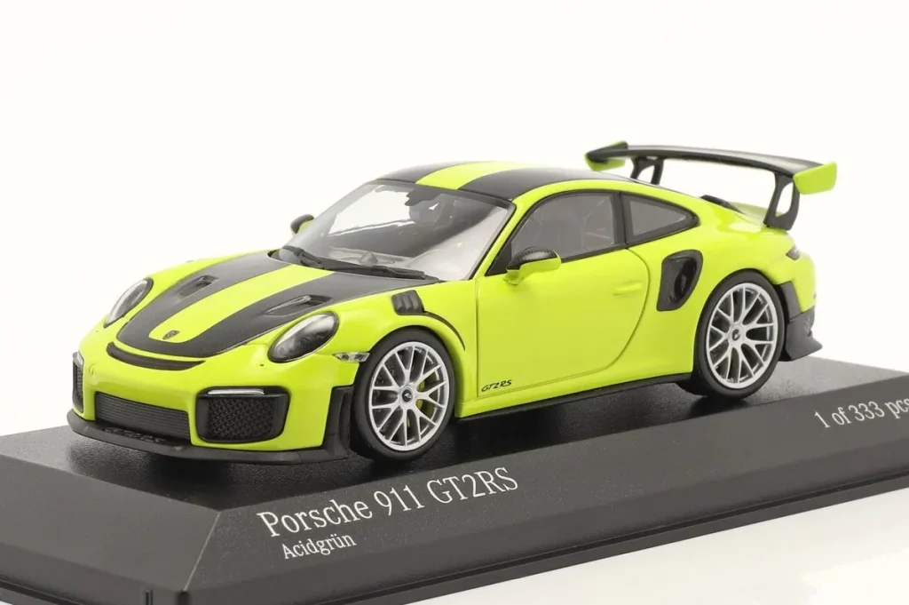 โมเดลรถ 1:43 Porsche 911 (991 II) GT2 RS Weissach Paket ชุดสะสม Faszination Sportwagen ปี 2018 สีเขียว / เงิน ล้อ Minichamps