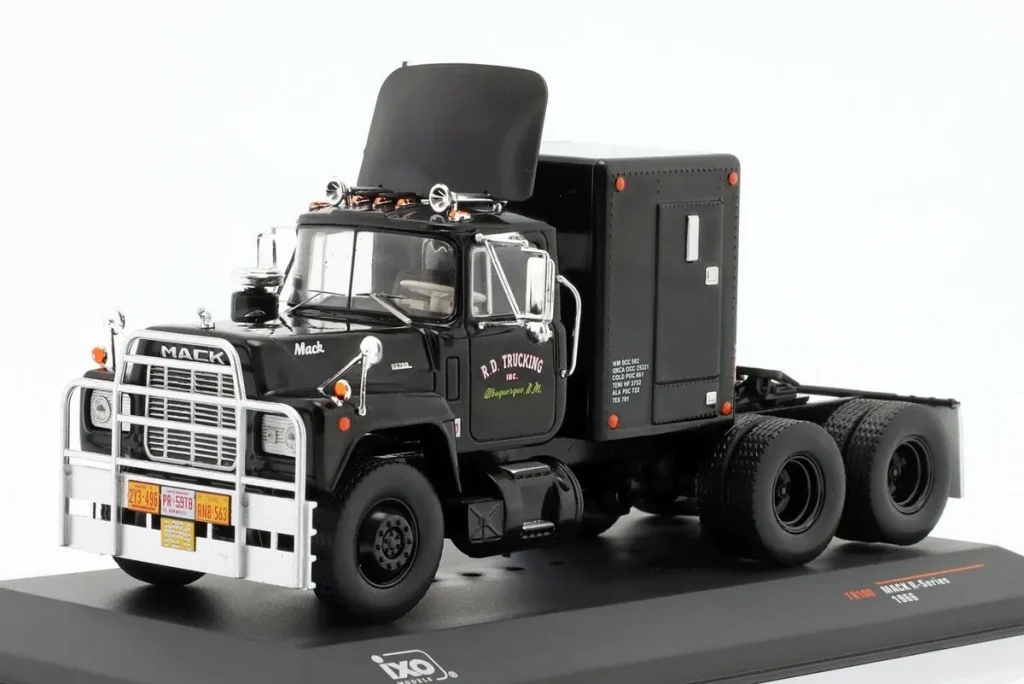 车型 1:43 Mack R-Series Sattelzugmaschine 年 1966 黑色 Ixo