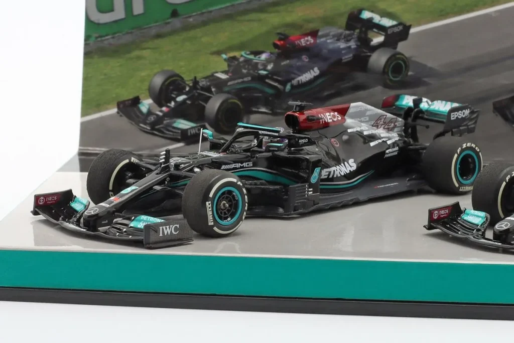 车型 1:43 Mercedes-AMG F1 W12 E Performance #44 Lewis Hamilton #44 & Valtteri Bottas #77 一级方程式年 2021 Minichamps