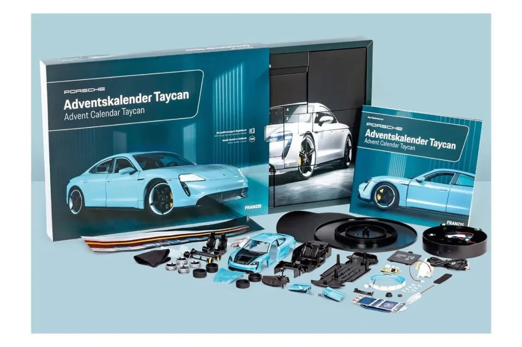 โมเดลรถ 1:24 Porsche Taycan Turbo S สี riviera น้ำเงิน Franzis