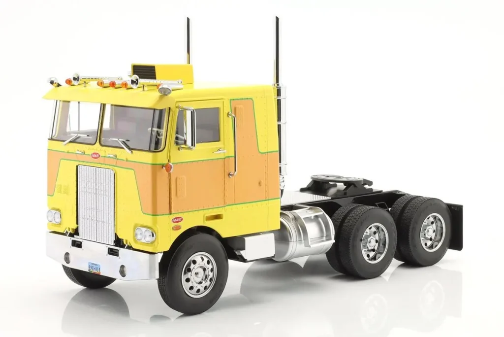 โมเดลรถ 1:18 Peterbilt 352 Pacemaker Sattelzugmaschine ปี 1977 สีเหลือง / น้ำตาล Road Kings