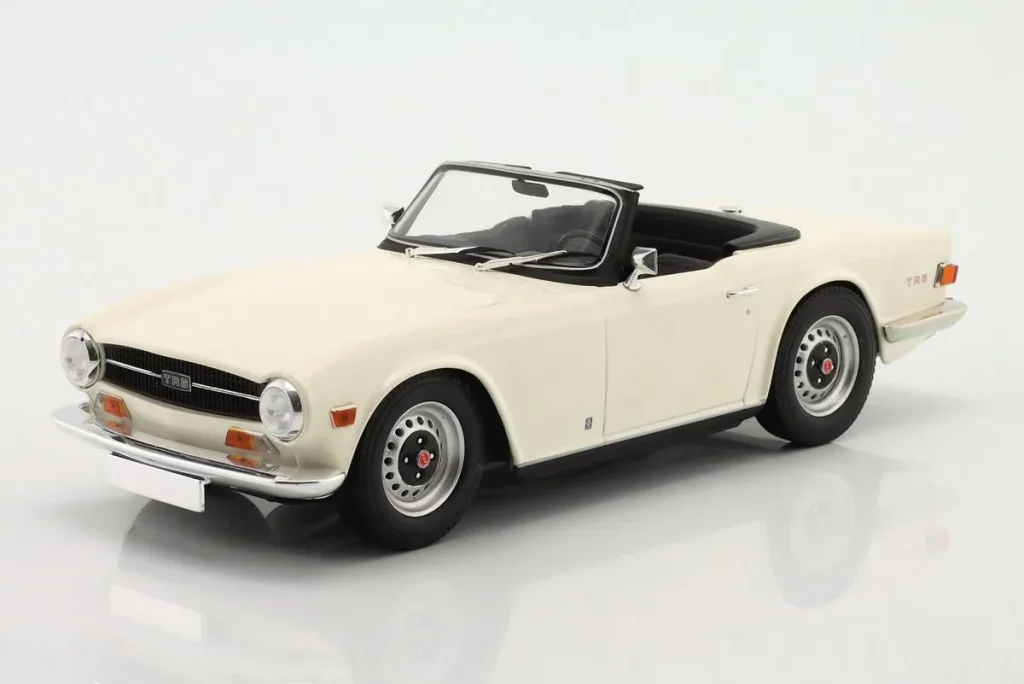 Model 1:18 Triumph TR6 Roadster LHD year 1969 white Minichamps