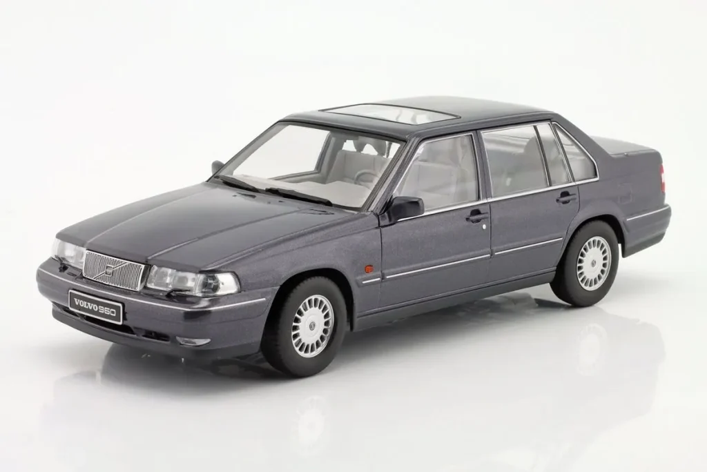 โมเดลรถ 1:18 Volvo 960 ปี 1996 สี aubergine เมทัลลิก Triple9