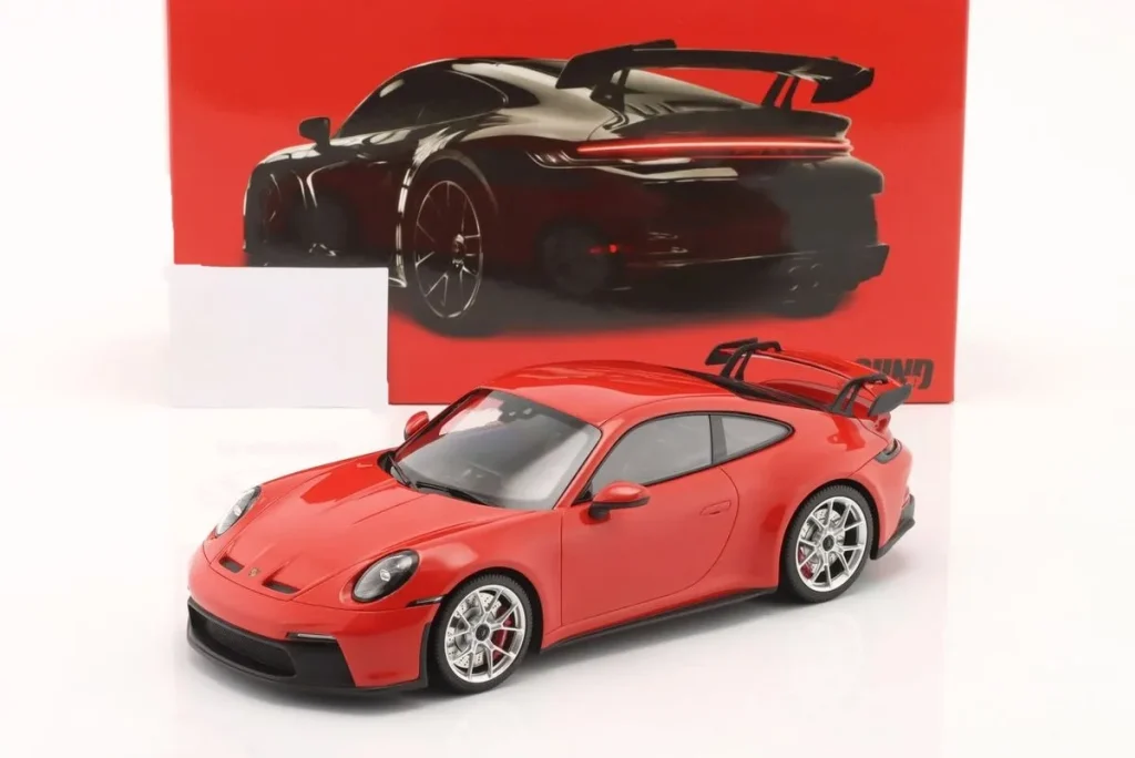 โมเดลรถ 1:18 Porsche 911 (992) GT3 ชุดสะสม Faszination Sportwagen สีแดงอินเดีย / เงิน ล้อ Minichamps