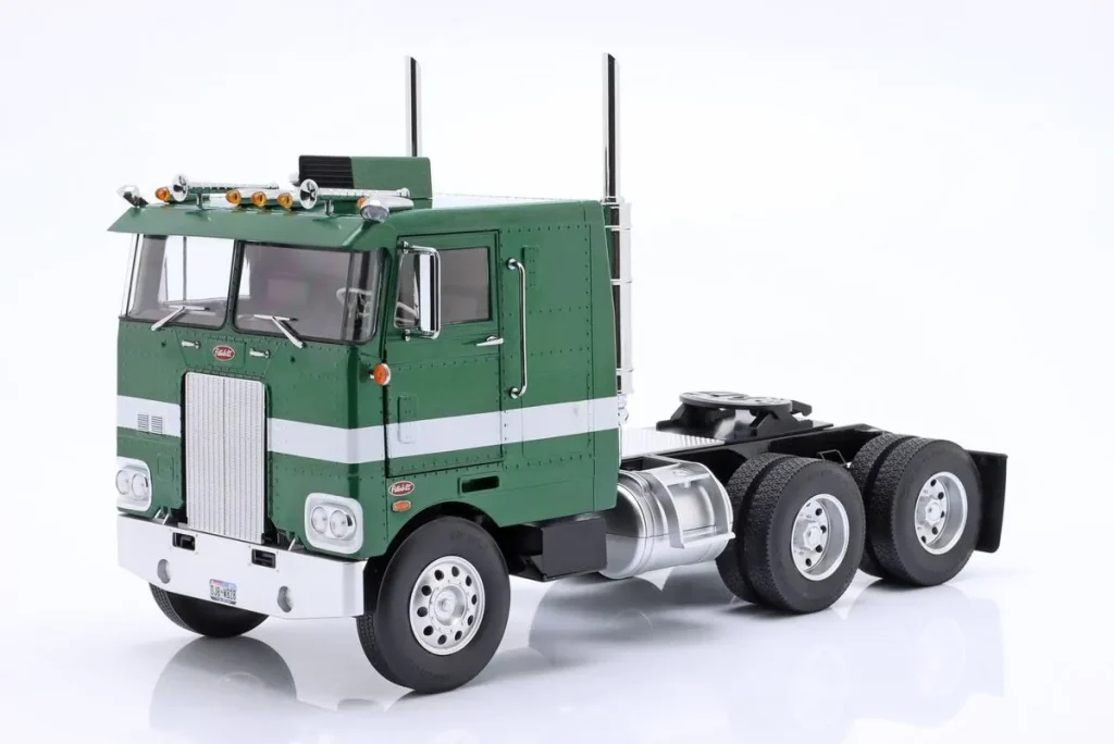 โมเดลรถ 1:18 Peterbilt 352 Pacemaker Sattelzugmaschine ปี 1977 สีเขียวเมทัลลิก / ขาว Road Kings