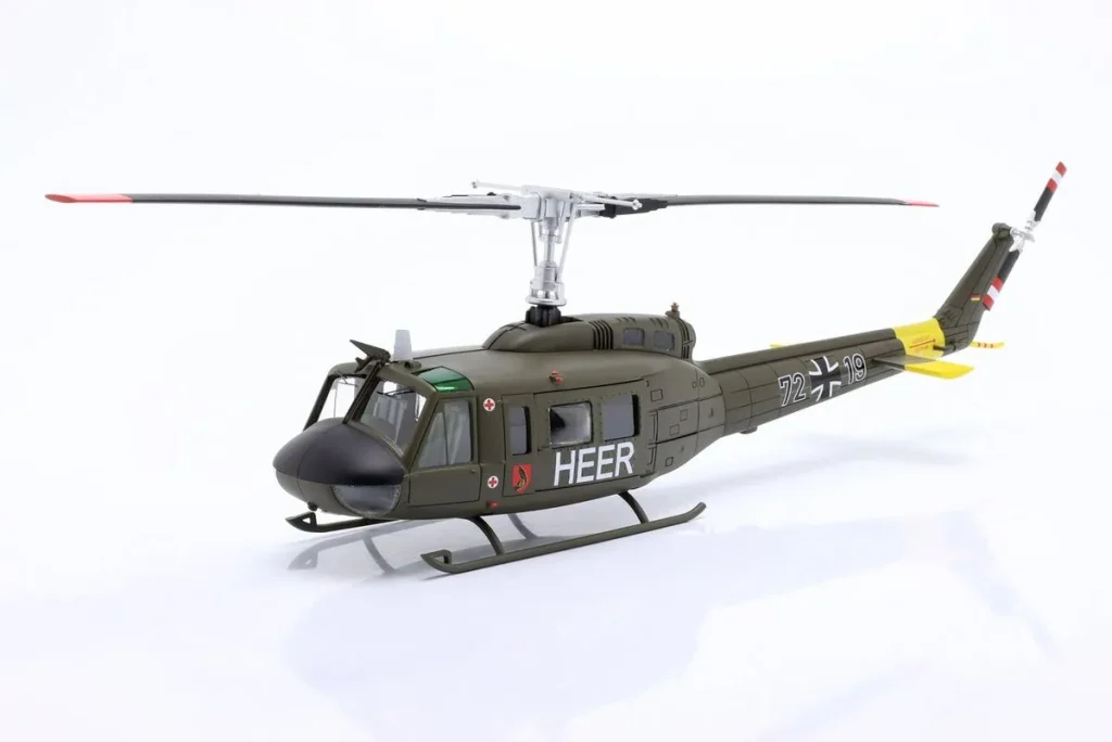 โมเดลรถ 1:35 Bell UH-1D Hubschrauber สีเขียวมะกอกเขียว Schuco