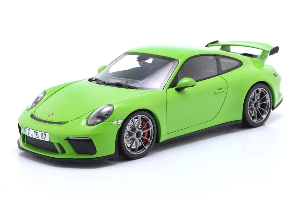 โมเดลรถ 1:18 Porsche 911 (991) GT3 SHMEE 150 ปี 2018 สีเหลืองเขียว Minichamps