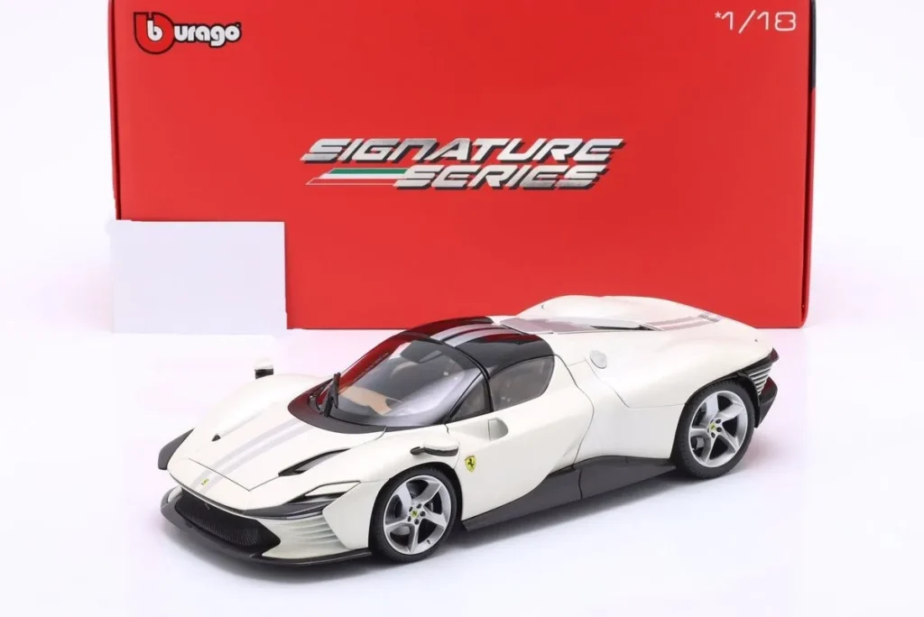 车型 1:18 Ferrari Daytona SP3 / Dach geschlossen 年 2022 白色 Bburago