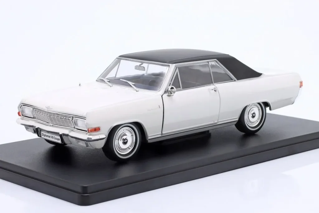 โมเดลรถ 1:24 Opel Diplomat V8 Coupé ปี 1965 สีขาว / ดำ Hachette