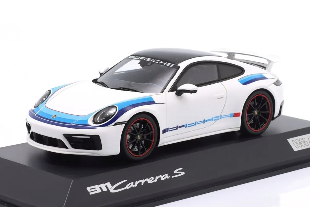 โมเดลรถ 1:43 Porsche 911 (992) Carrera S ปี 2019 สีขาว / น้ำเงิน Spark