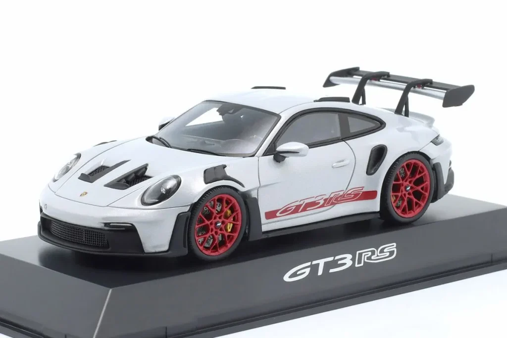 โมเดลรถ 1:43 Porsche 911 (992) GT3 RS สีเทาเมทัลลิก / pyro แดง ล้อ Spark