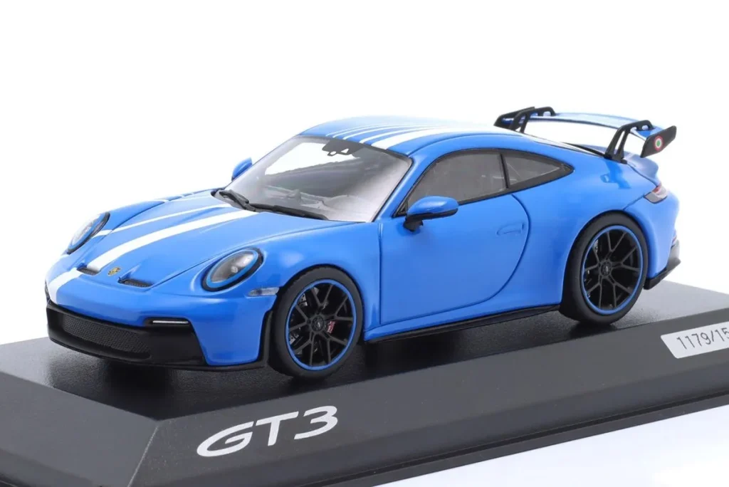 โมเดลรถ 1:43 Porsche 911 (992) GT3 PEC ปี 2021 สีฟ้าชาร์ก / ขาว Minichamps
