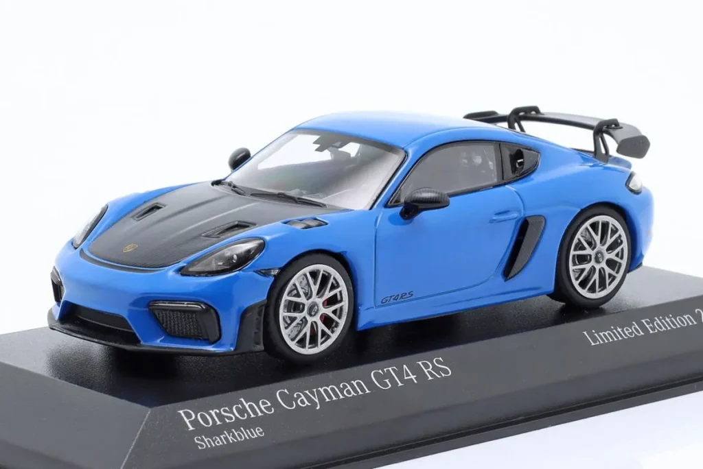 โมเดลรถ 1:43 Porsche 718 (982) Cayman GT4 RS ชุดสะสม Faszination Sportwagen ปี 2021 สีฟ้าชาร์ก / เงิน ล้อ Minichamps