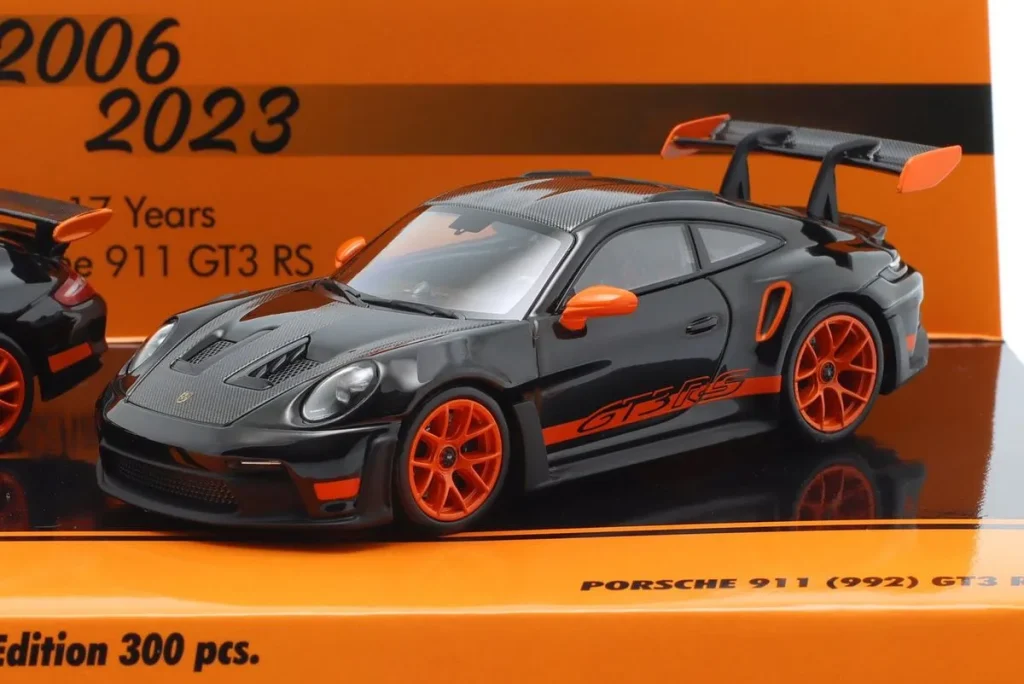 โมเดลรถ 1:43 Porsche 911 (997.1) GT3 RS & Porsche 911 (992) GT3 RS 17 Jahre Porsche 911 GT3 RS 2006 ปี 2023 สีดำ พร้อม Dekor ส้ม Minichamps