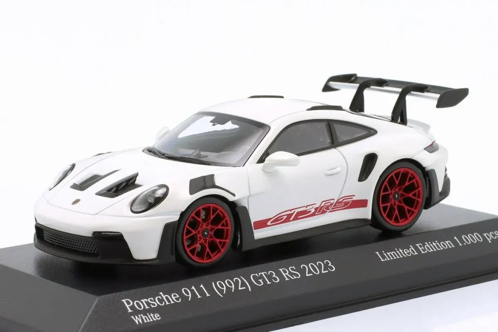 โมเดลรถ 1:43 Porsche 911 (992) GT3 RS ชุดสะสม Faszination Sportwagen ปี 2023 สีขาว พร้อม แดง ล้อ & Dekor Minichamps