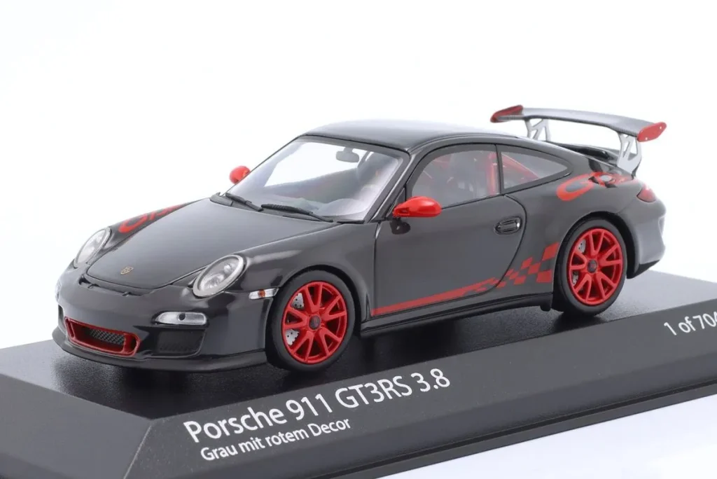 โมเดลรถ 1:43 Porsche 911 (997.II) GT3 RS 3.8 ปี 2009 สีเทา พร้อม แดง Dekor Minichamps