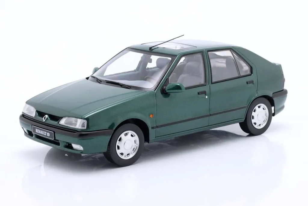 โมเดลรถ 1:18 Renault 19 ปี 1994 สี britisch เขียว เมทัลลิก Triple9