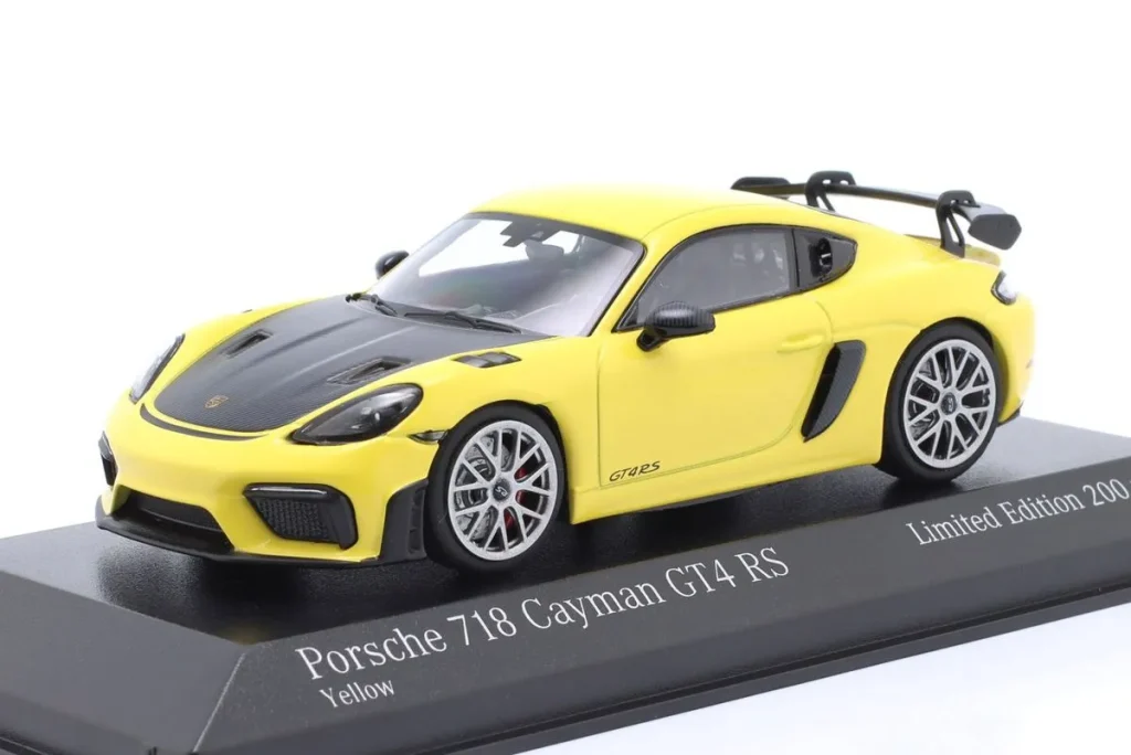 โมเดลรถ 1:43 Porsche 718 (982) Cayman GT4 RS m. Weissach-Paket ชุดสะสม Faszination Sportwagen ปี 2021 สีเหลือง / เงิน ล้อ Minichamps