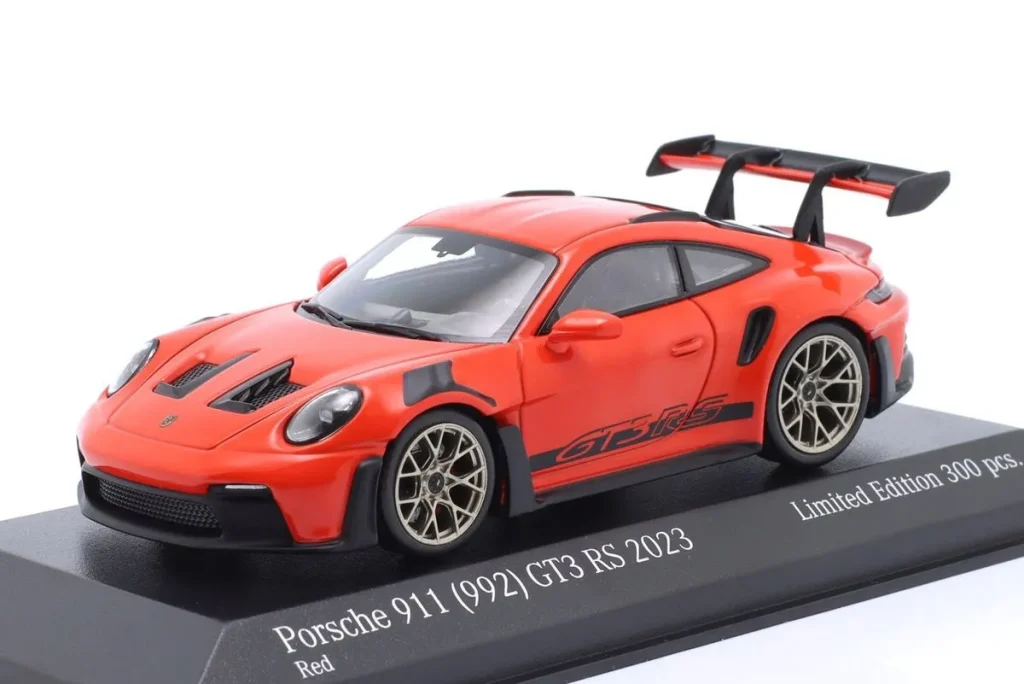 โมเดลรถ 1:43 Porsche 911 (992) GT3 RS ชุดสะสม Faszination Sportwagen ปี 2023 สีแดงอินเดีย / ทอง ล้อ & Dekor Minichamps