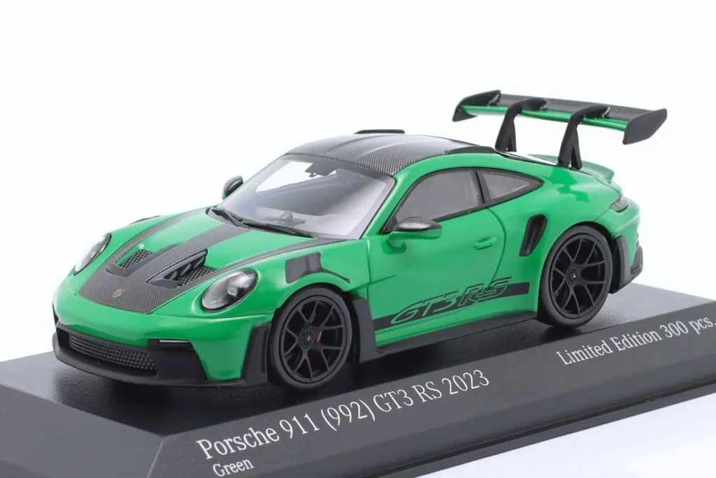 โมเดลรถ 1:43 Porsche 911 (992) GT3 RS Weissach-Paket ชุดสะสม Faszination Sportwagen ปี 2023 สีเขียว / ดำ ล้อ Minichamps