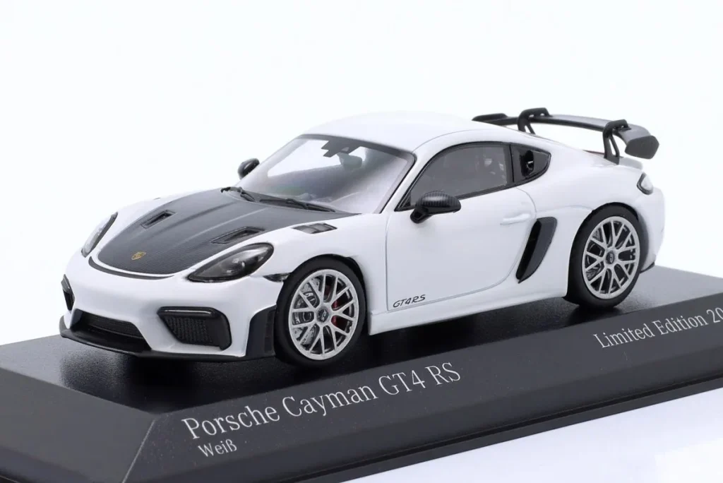 โมเดลรถ 1:43 Porsche 718 (982) Cayman GT4 RS m. Weissach-Paket ชุดสะสม Faszination Sportwagen ปี 2021 สีขาว / เงิน ล้อ Minichamps
