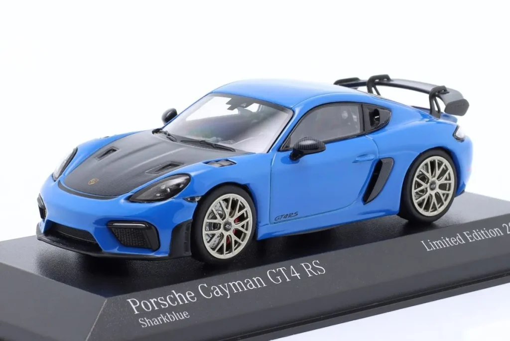 โมเดลรถ 1:43 Porsche 718 (982) Cayman GT4 RS m. Weissach-Paket ชุดสะสม Faszination Sportwagen ปี 2021 สีฟ้าชาร์ก / Neodym-ล้อ Minichamps