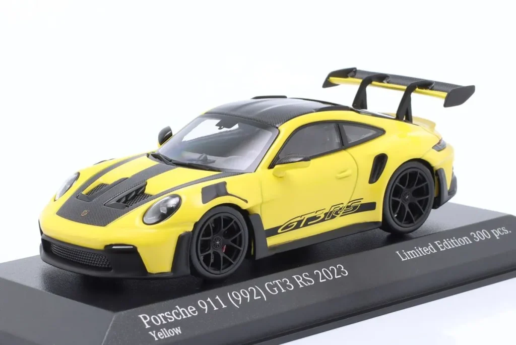 โมเดลรถ 1:43 Porsche 911 (992) GT3 RS พร้อม Weissach Paket ชุดสะสม Faszination Sportwagen ปี 2023 สีเหลือง พร้อม ดำ ล้อ & Dekor Minichamps