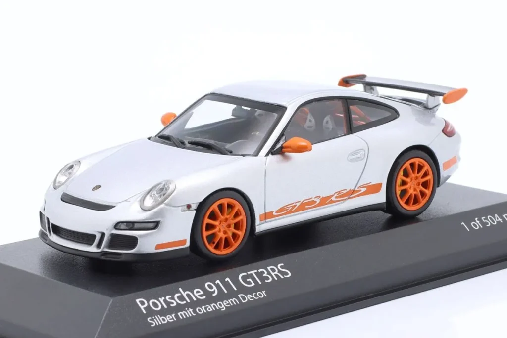 โมเดลรถ 1:43 Porsche 911 (997.1) GT3 RS ชุดสะสม Faszination Sportwagen ปี 2006 สีเงิน พร้อม orangefarbenen ล้อ & Dekor Minichamps
