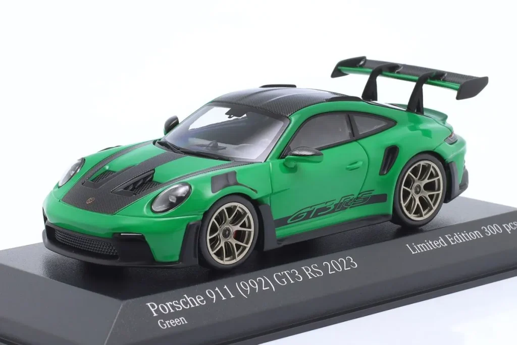 โมเดลรถ 1:43 Porsche 911 (992) GT3 RS พร้อม Weissach Paket ชุดสะสม Faszination Sportwagen ปี 2023 สีเขียว พร้อม ทอง ล้อ & Dekor Minichamps