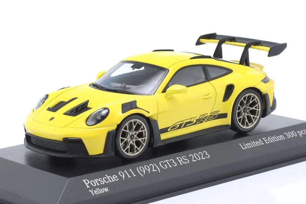 โมเดลรถ 1:43 Porsche 911 (992) GT3 RS ชุดสะสม Faszination Sportwagen ปี 2023 สีเหลือง พร้อม ทอง ล้อ & ดำ Dekor Minichamps