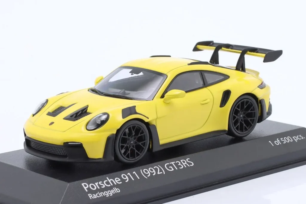 โมเดลรถ 1:43 Porsche 911 (992) GT3 RS ปี 2023 สี racing เหลือง / ดำ ล้อ Minichamps
