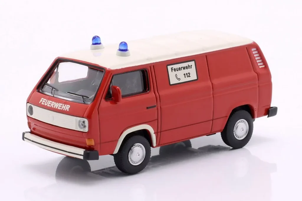 โมเดลรถ 1:64 Volkswagen VW T3 Feuerwehr ปี 1979 สีแดง / ขาว Schuco