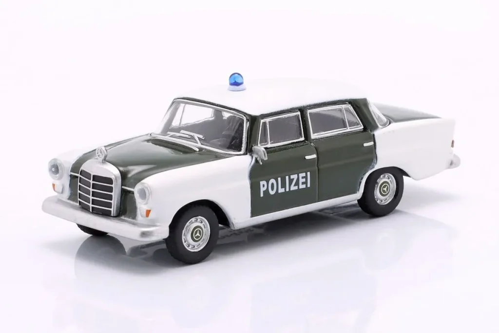 โมเดลรถ 1:64 Mercedes-Benz 200 (W110) Polizei ปี 1961 สีเขียว / ขาว Schuco