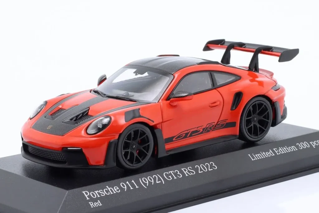 โมเดลรถ 1:43 Porsche 911 (992) GT3 RS พร้อม Weissach-Paket ชุดสะสม Faszination Sportwagen ปี 2023 สีแดง พร้อม ดำ ล้อ & ดำ Dekor Minichamps