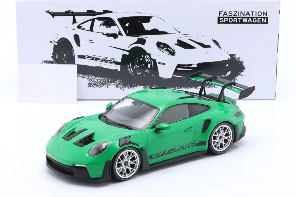 โมเดลรถ 1:18 Porsche 911 (992) GT3 RS ชุดสะสม Faszination Sportwagen ปี 2023 สีเขียว พร้อม เงิน ล้อ & ดำ Dekor Minichamps