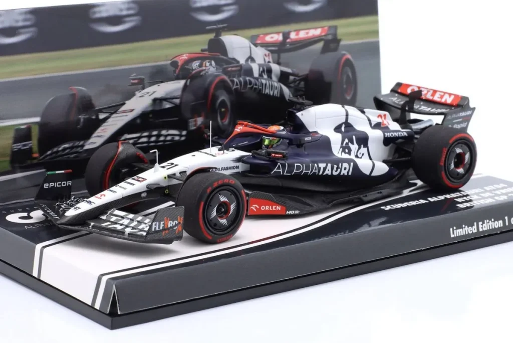 โมเดลรถ 1:43 AlphaTauri AT04 #21 Nyck de Vries Großbritannien GP (Silverstone) ฟอร์มูล่าวัน ปี 2023 Minichamps