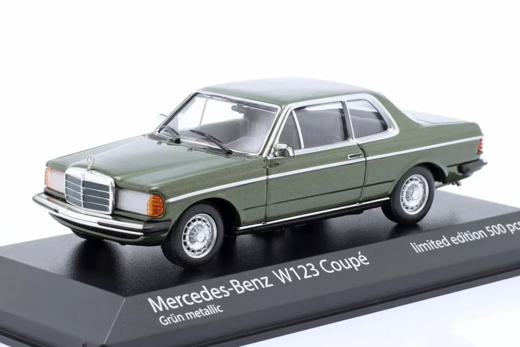 โมเดลรถ 1:43 Mercedes-Benz 230 CE (W123) ปี 1982 สีเขียวเข้มเมทัลลิก Minichamps
