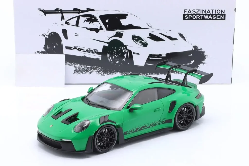 โมเดลรถ 1:18 Porsche 911 (992) GT3 RS ชุดสะสม Faszination Sportwagen ปี 2023 สีเขียว พร้อม ดำ ล้อ & ดำ Dekor Minichamps