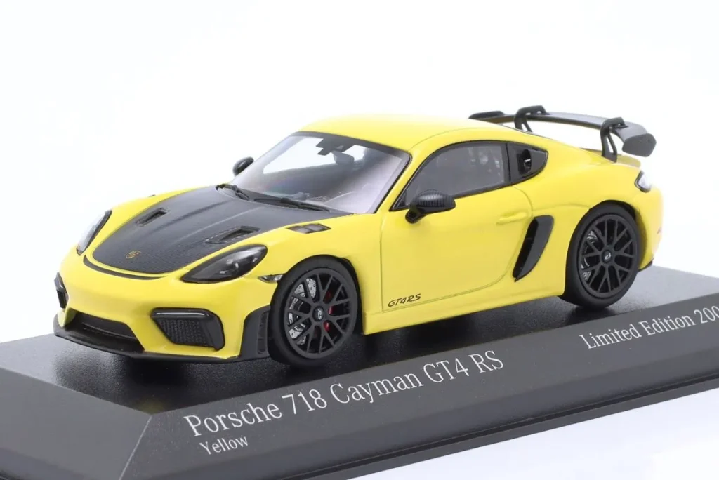 โมเดลรถ 1:43 Porsche 718 (982) Cayman GT4 RS m. Weissach-Paket ชุดสะสม Faszination Sportwagen ปี 2021 สีเหลือง / ดำ ล้อ Minichamps