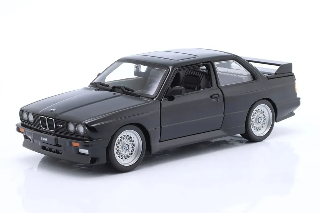 车型 1:24 BMW M3 (E30) 年 1988 黑色 Bburago