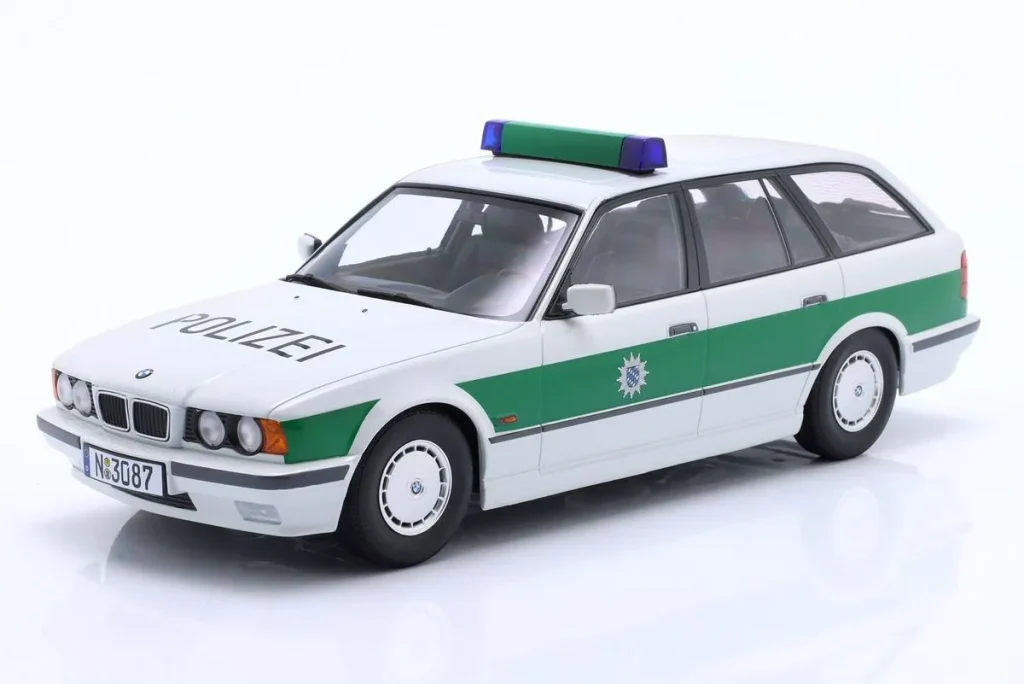 โมเดลรถ 1:18 BMW 5er Serie E34 Touring Polizei ปี 1996 สีขาว / เขียว Triple9