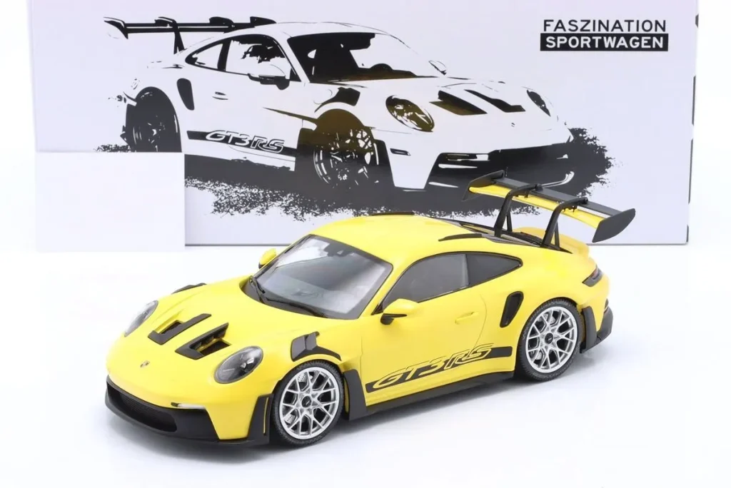 โมเดลรถ 1:18 Porsche 911 (992) GT3 RS ชุดสะสม Faszination Sportwagen ปี 2023 สีเหลือง พร้อม เงิน ล้อ & Dekor Minichamps