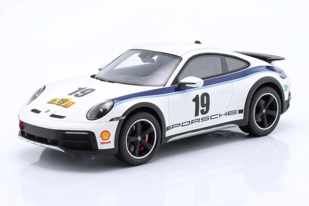 Model 1:18 Porsche 911 (992) Dakar #19 Spark