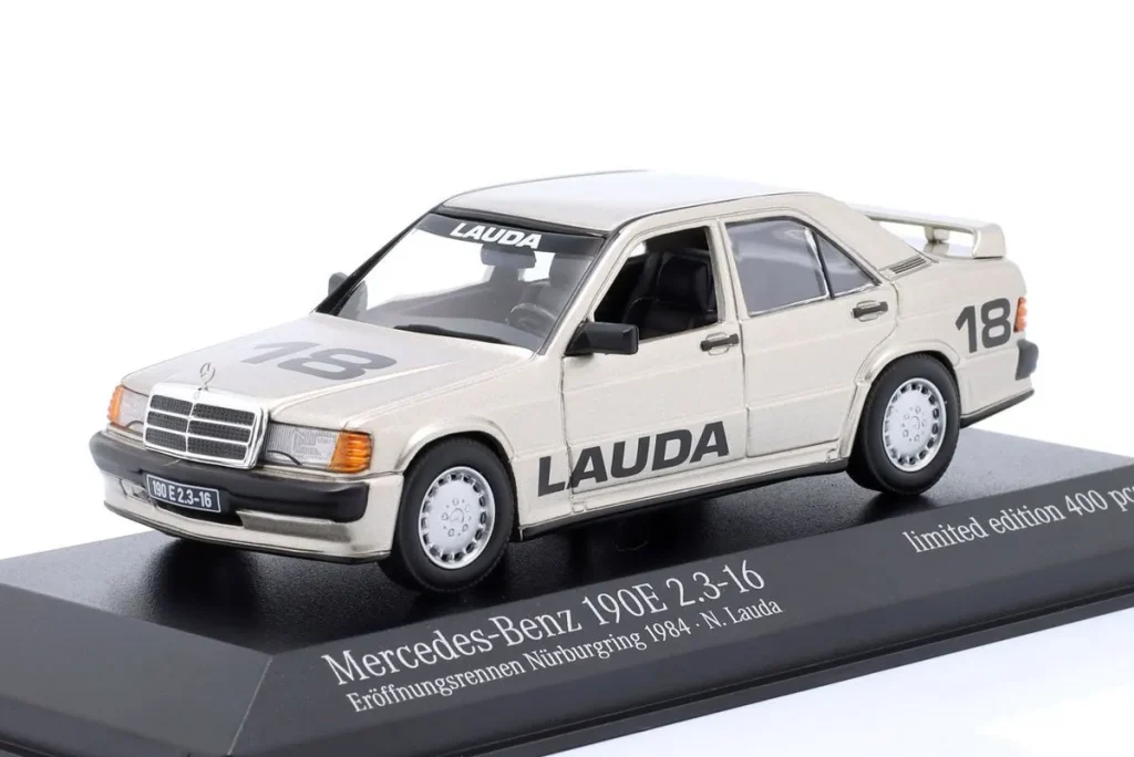 โมเดลรถ 1:43 Mercedes-Benz 190E 2.3 – 16 #18 Niki Lauda อันดับ 2 Eröffnungsrennen Nürburgring ปี 1984 Minichamps