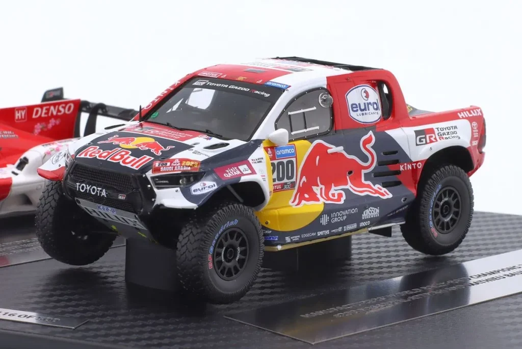 车型 1:43 Toyota GR Yaris Rally1 Hybrid #69 / Toyota GR010 Hybrid #8 / Toyota GR DKR Hilux T1+ #200 Triple Manufacturer’s Champion : World 拉力赛 Champion / Hypercar World Endurance Champion / World Rally-Raid Champion 年 2023 Spark