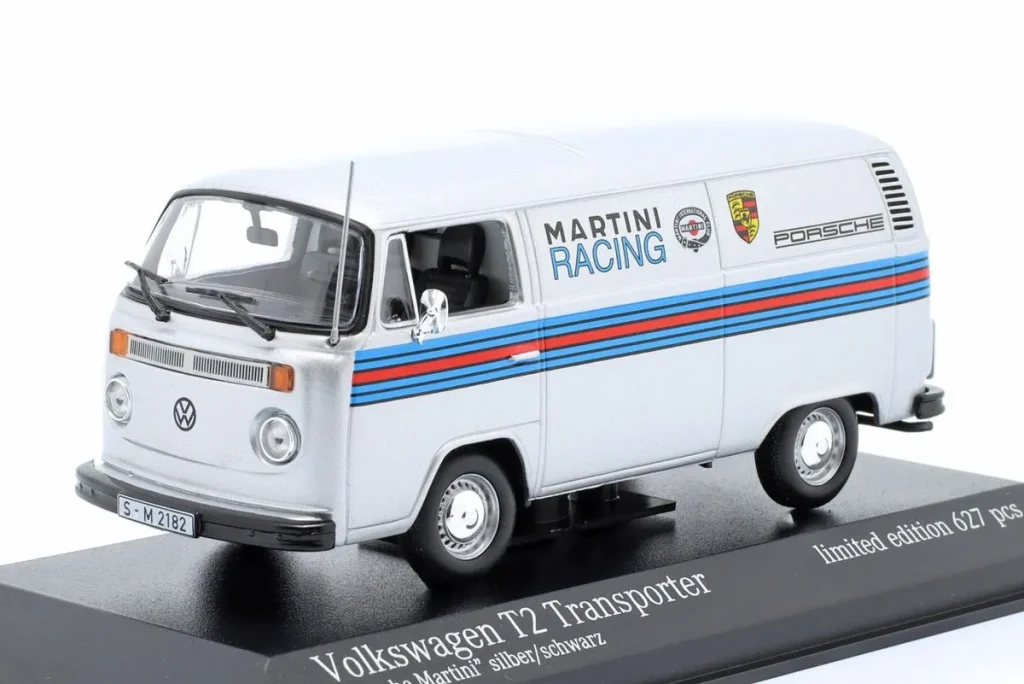 โมเดลรถ 1:43 Volkswagen VW T2 Transporter “Porsche Renndienst / Martini Design” ปี 1972 สีเงิน / ดำ / Martini Design Minichamps