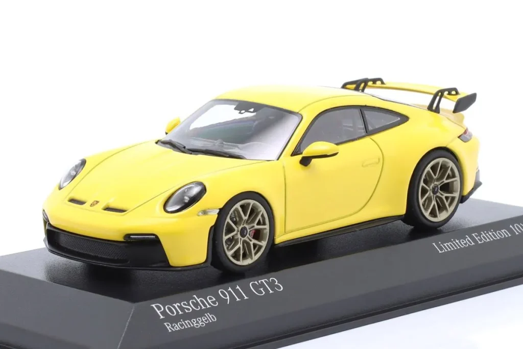 โมเดลรถ 1:43 Porsche 911 (992) GT3 ปี 2020 สีเหลือง พร้อม ทอง ล้อ Minichamps