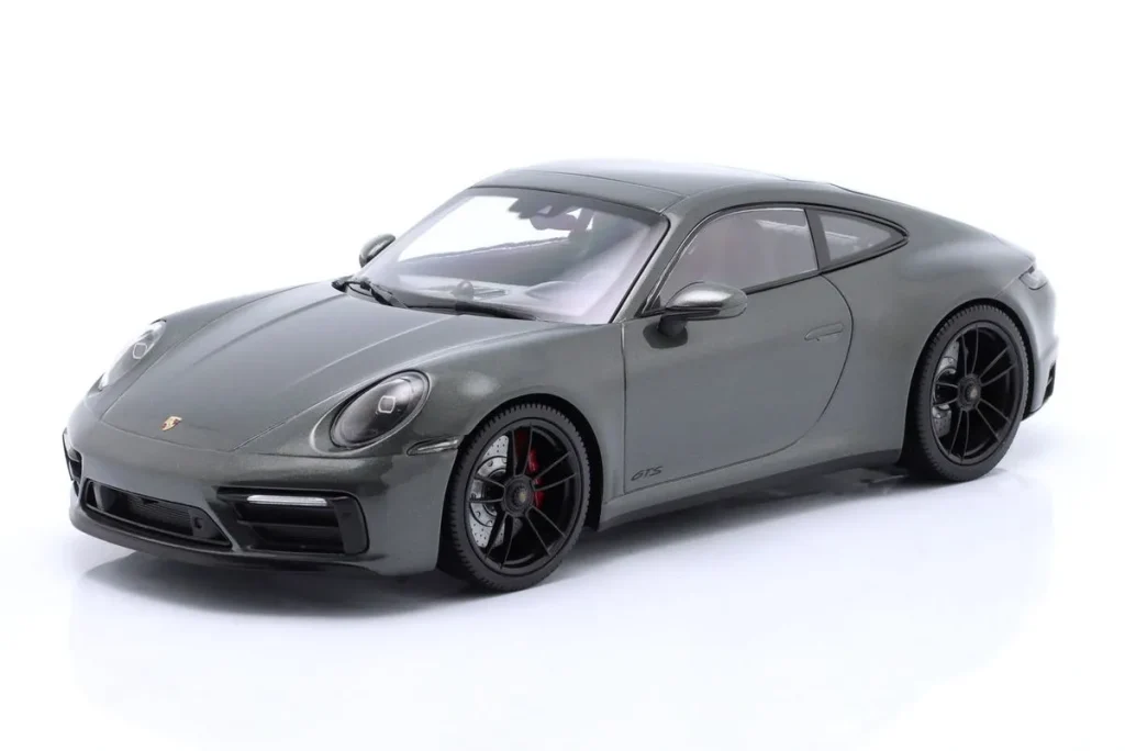 โมเดลรถ 1:18 Porsche 911 (992) Carrera 4 GTS ปี 2021 สีเขียวเมทัลลิก Minichamps